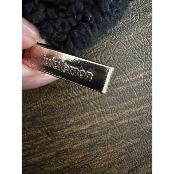 Lululemon Everywhere Black Sherpa Fleece Travel Belt Bag - Picture 7 of 8